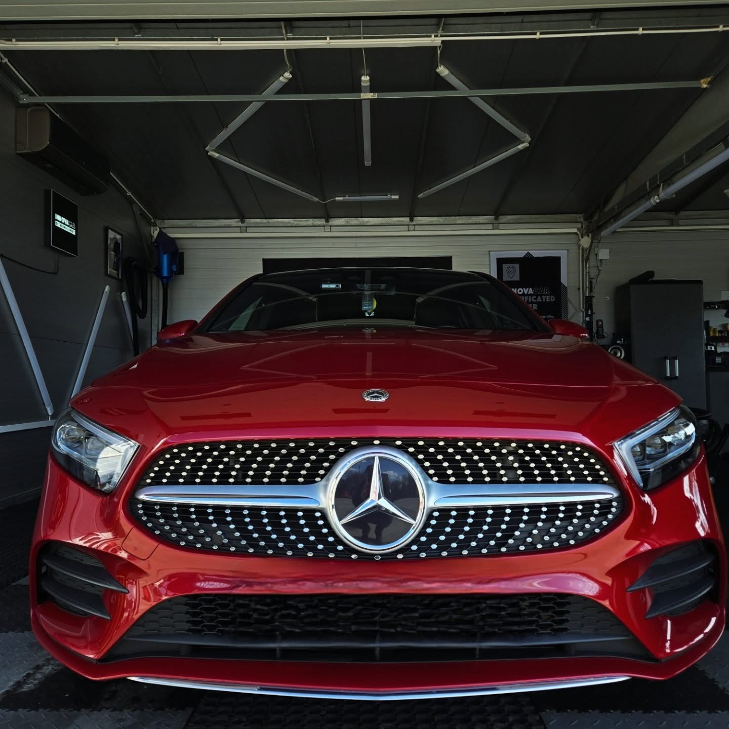Mycie detailingowe Mercedesa w niesamowitym kolorze